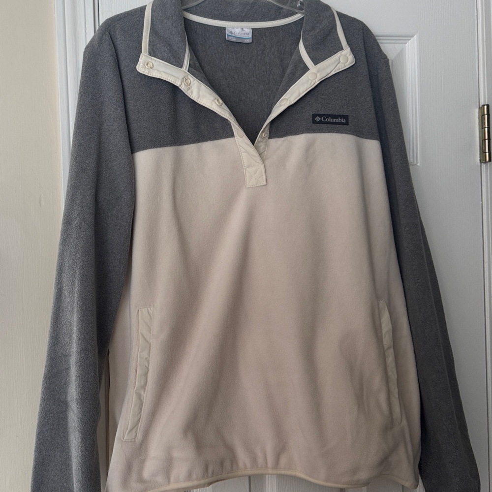 Columbia Women's V-Neck Sweater in Gray and Cream